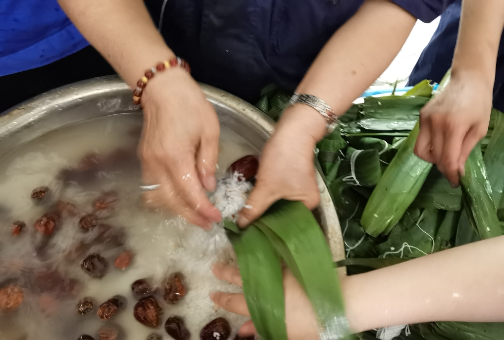 DB真人举办“粽叶飘香 喜迎端午”包粽子活动